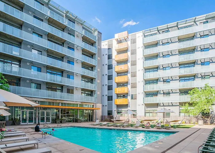 Cdt Phx Balcony Gym Pool Wd & Parking Apartment *