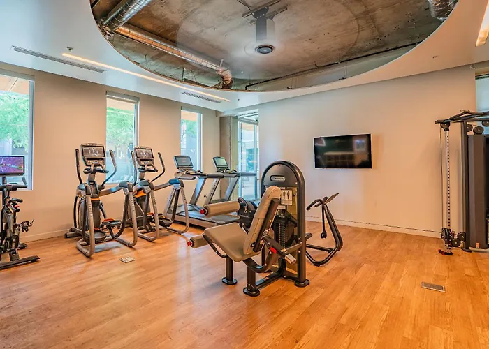 Apartment Cdt Phx Balcony Gym Pool Wd & Parking *