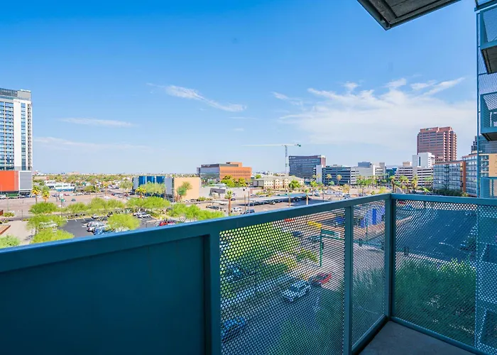 Cdt Phx Balcony Gym Pool Wd & Parking Apartment *