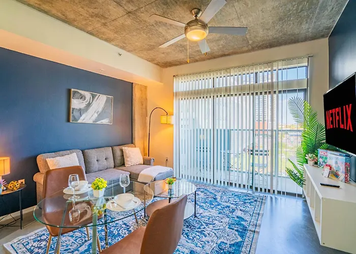 Cdt Phx Balcony Gym Pool Wd & Parking Apartment *