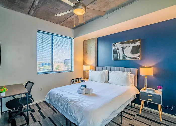 Cdt Phx Balcony Gym Pool Wd & Parking Apartment