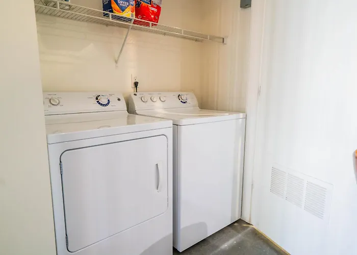 Apartment Cdt Phx Balcony Gym Pool Wd & Parking *